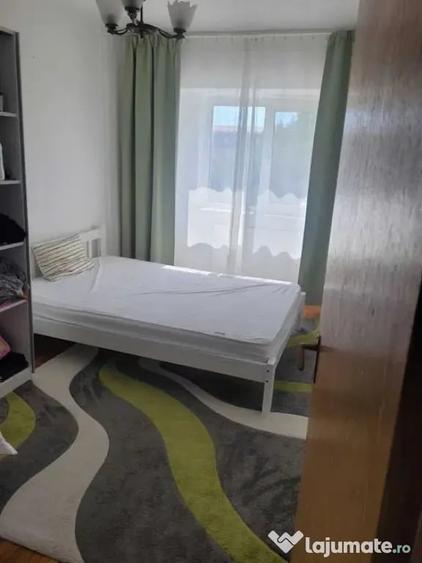 Apartament cu 4 camere decomandat în Est