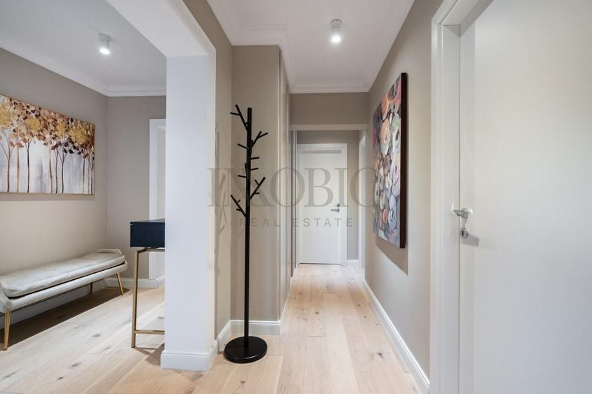 Apartament cu 4 camere decomandat în P-ța Victoriei