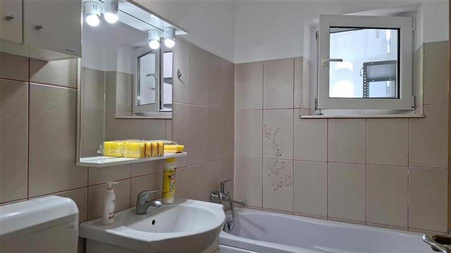 Apartament cu 2 camere decomandat, mobilat în Central