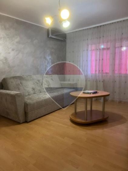 Apartament cu 2 camere semidecomandat, mobilat în Boul Roșu