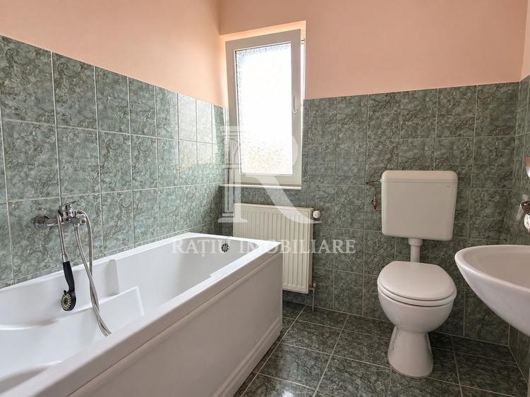 Casă individuală cu 5 camere cu Canalizare în Biharia