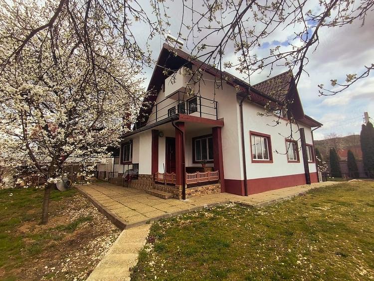Casă cu 5 camere cu Teren 2100 Mp în Malu cu Flori
