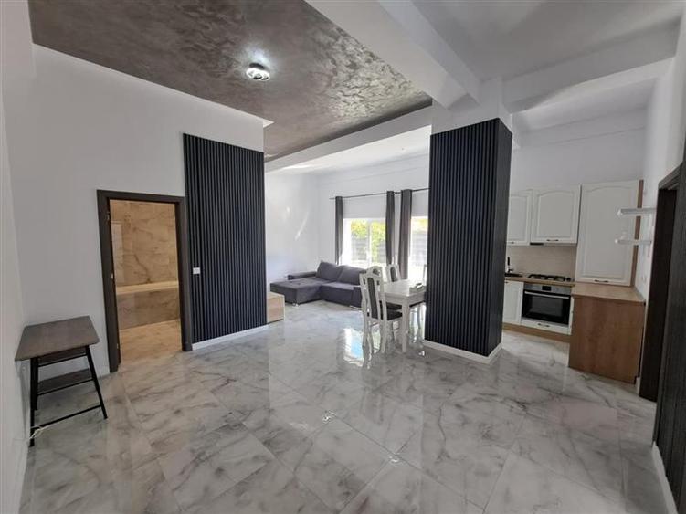 Apartament cu 3 camere semidecomandat, mobilat în Dâmbul Rotund