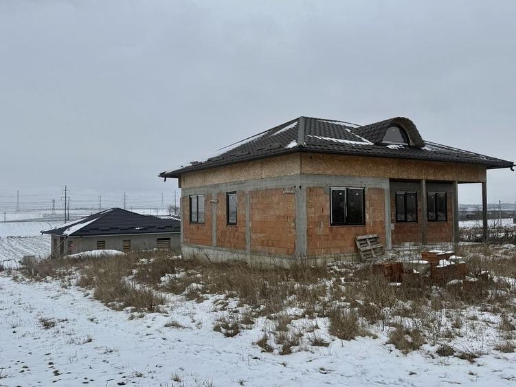 Casă cu 4 camere în Ipotești