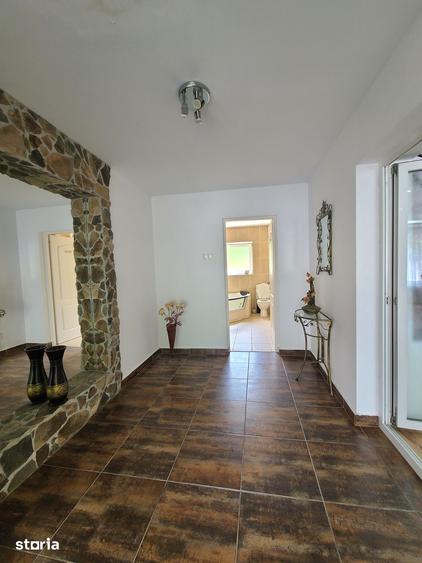 Casă cu 7 camere cu Teren 900 Mp în Corunca