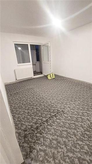Apartament cu 4 camere semidecomandat în Centrul Civic