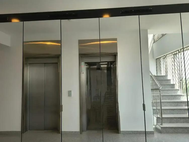Penthouse cu 4 camere decomandat în 1 Mai