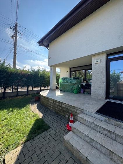 Casă individuală cu 5 camere cu Teren 300 Mp în Central
