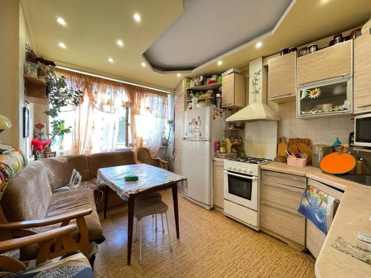 Apartament cu 3 camere decomandat în Europa