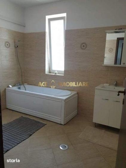 Casă cu 4 camere cu Teren 100 Mp în Central