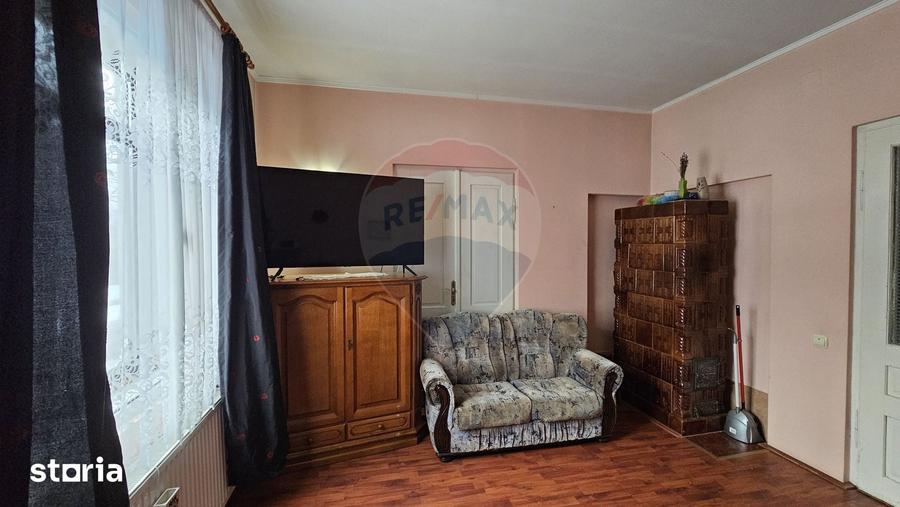 Casă cu 6 camere cu Teren 200 Mp în Central
