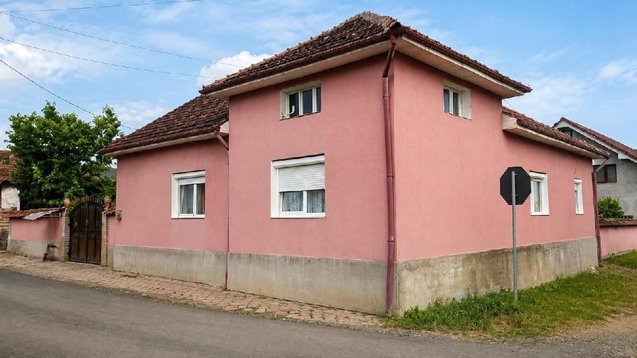 Casă individuală cu 4 camere cu Teren 1931 Mp în Lunca
