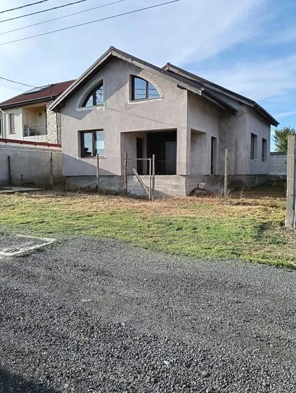 Casă cu 4 camere cu Teren 300 Mp în Poiana