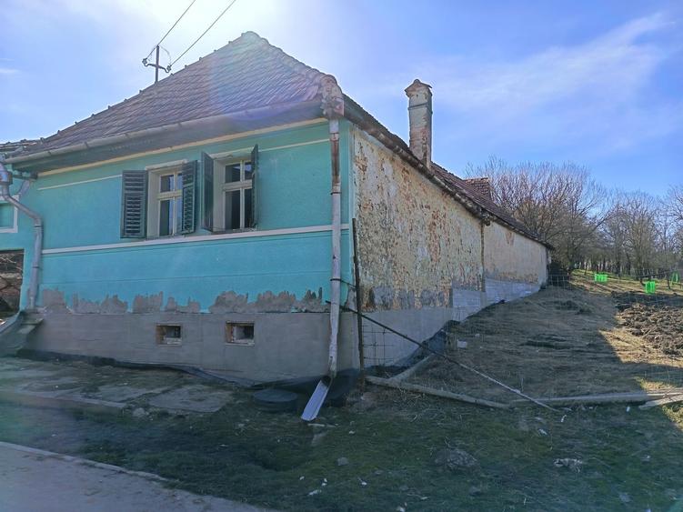Casă cu 3 camere cu Teren 1565 Mp în Sângătin