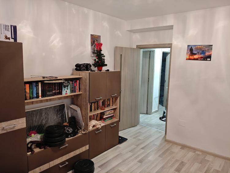 Apartament cu 2 camere decomandat în Roșu