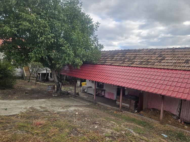 Casă cu 4 camere în Podari