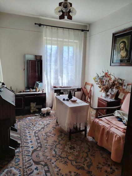 Apartament cu 3 camere decomandat în Jiu-Paroșeni