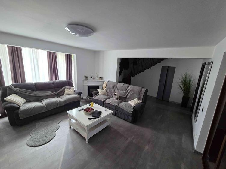 Casă cu 4 camere în Priseaca
