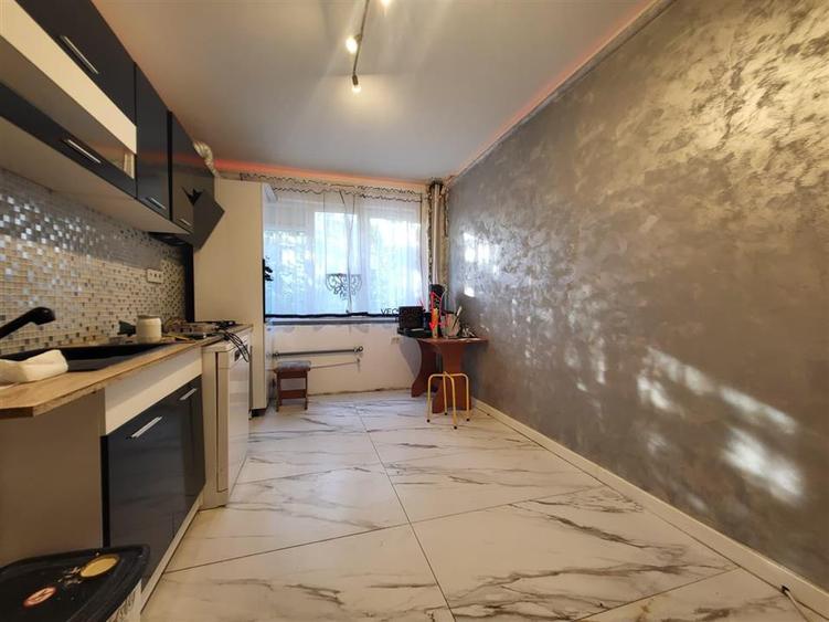 Apartament cu 3 camere decomandat în Titan