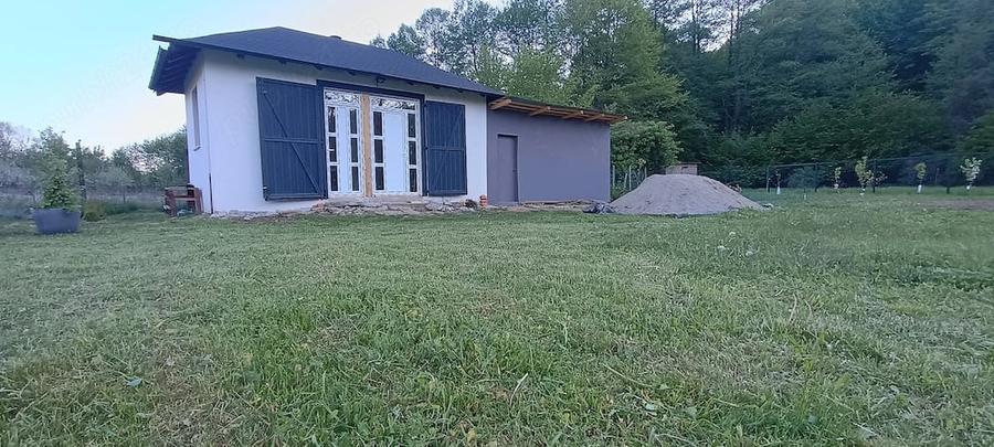 Casă cu 2 camere cu Teren 1030 Mp în Budeasa
