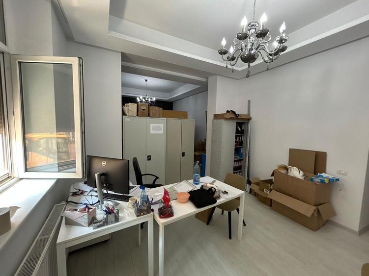 Apartament cu 4 camere semidecomandat în Universitate