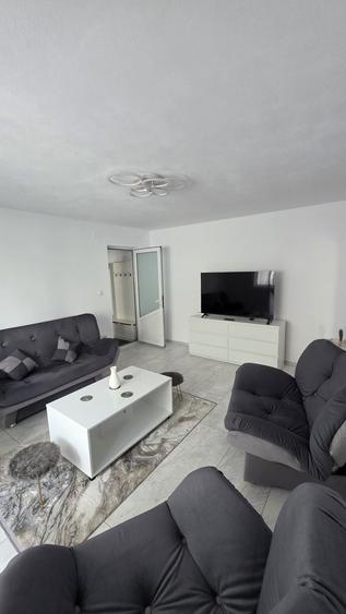 Apartament cu 3 camere semidecomandat în Central