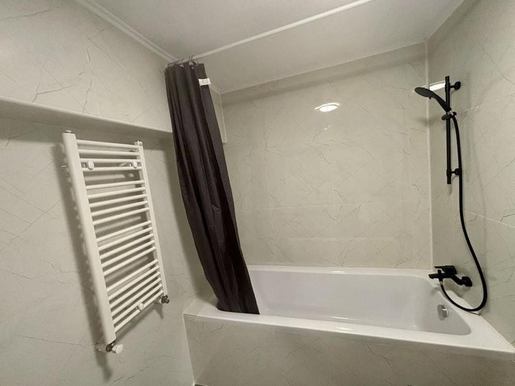 Apartament cu 3 camere semidecomandat în Runcu