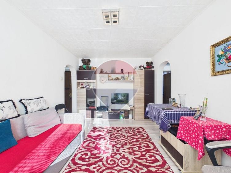 Apartament cu 3 camere semidecomandat în Rahova