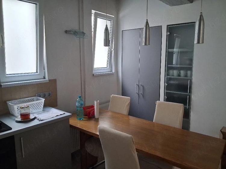Apartament cu 3 camere semidecomandat în Circumvalațiunii
