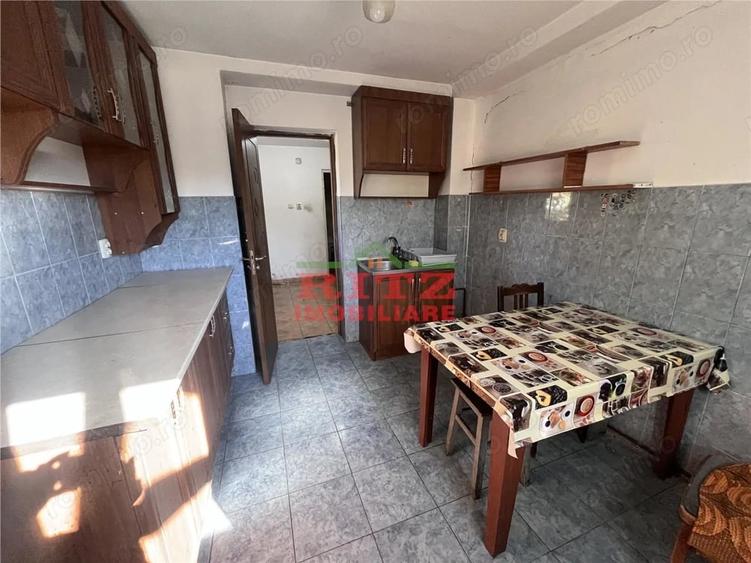 Casă cu 3 camere cu Teren 1623 Mp în Central
