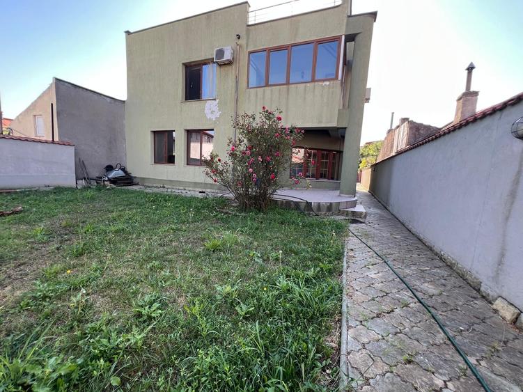 Casă individuală cu 5 camere cu Garaj în Coiciu