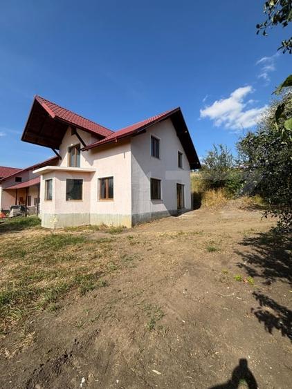 Casă individuală cu 4 camere cu Canalizare în Exterior Sud