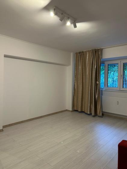 Garsonieră decomandată în Herăstrău