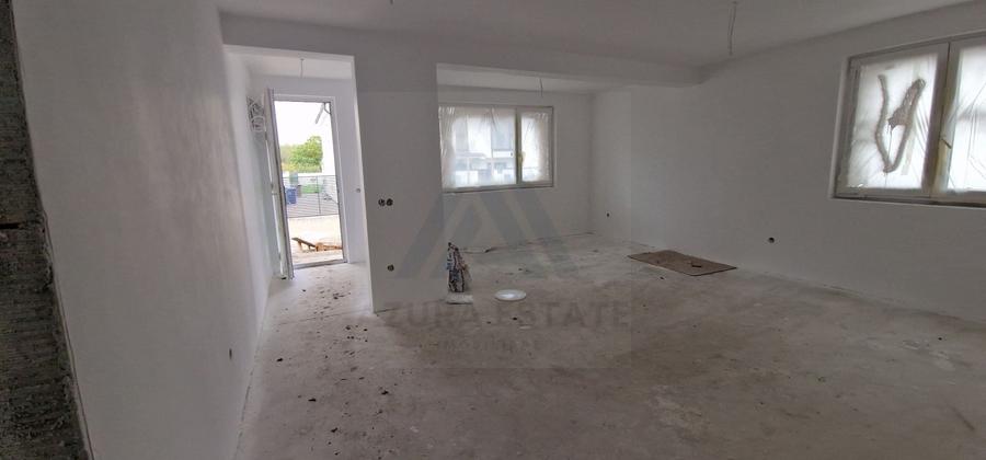 Duplex cu 4 camere cu Canalizare în Exterior Sud