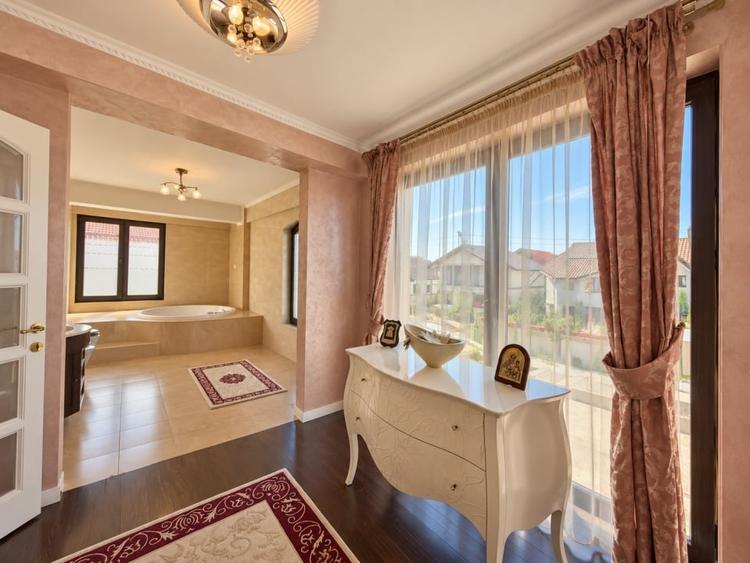 Casă individuală cu 10 camere cu Canalizare în Ovidiu