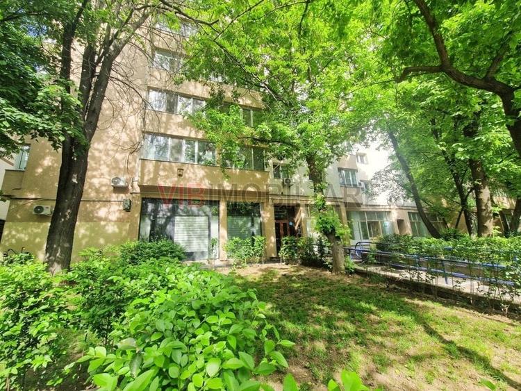 Apartament cu 4 camere semidecomandat, mobilat în Văcăresti