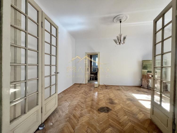 Casă individuală cu 6 camere cu Canalizare în Capitale