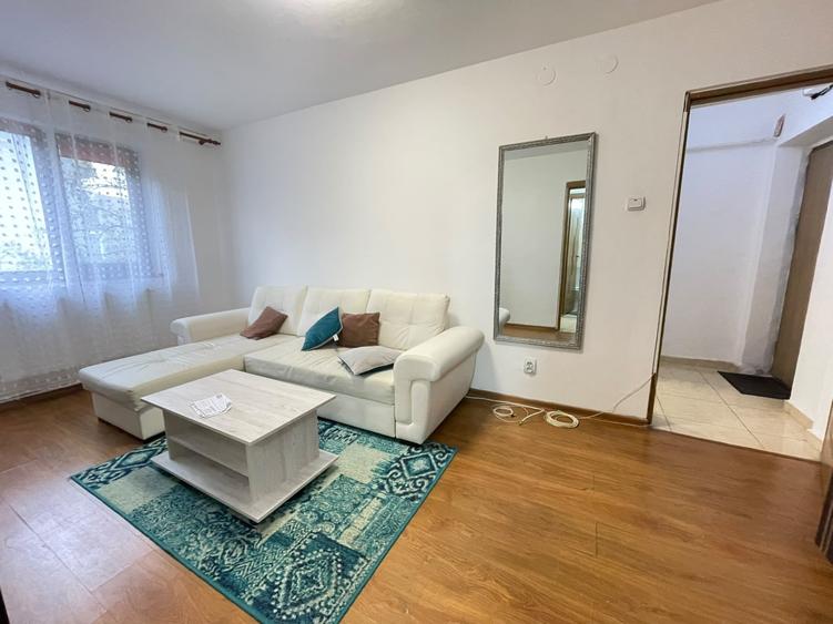 Apartament cu 2 camere semidecomandat, mobilat în Podu Roș