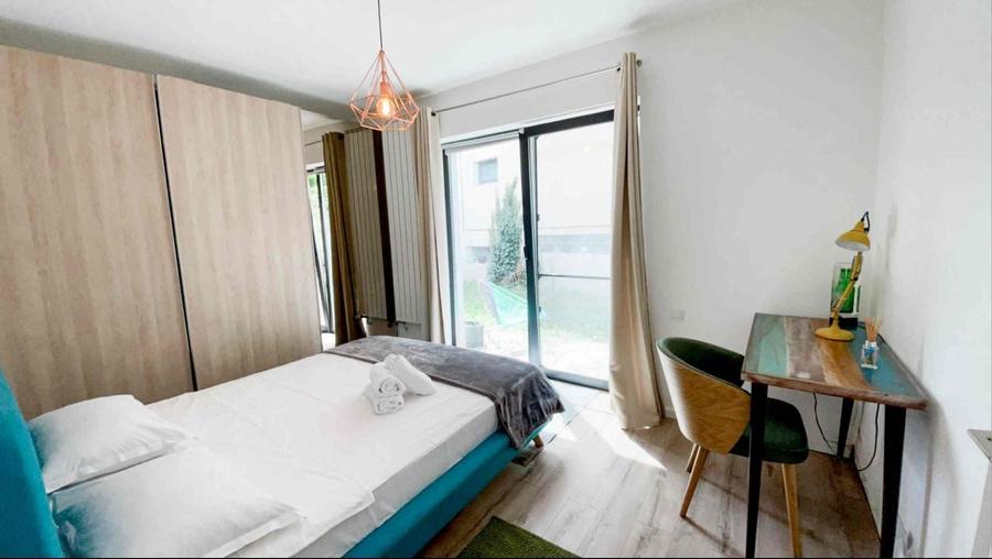 Apartament cu 2 camere semidecomandat, mobilat în Bună Ziua