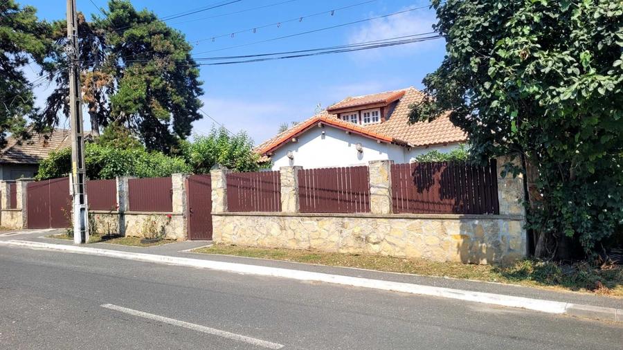 Casă cu 4 camere decomandat în Central