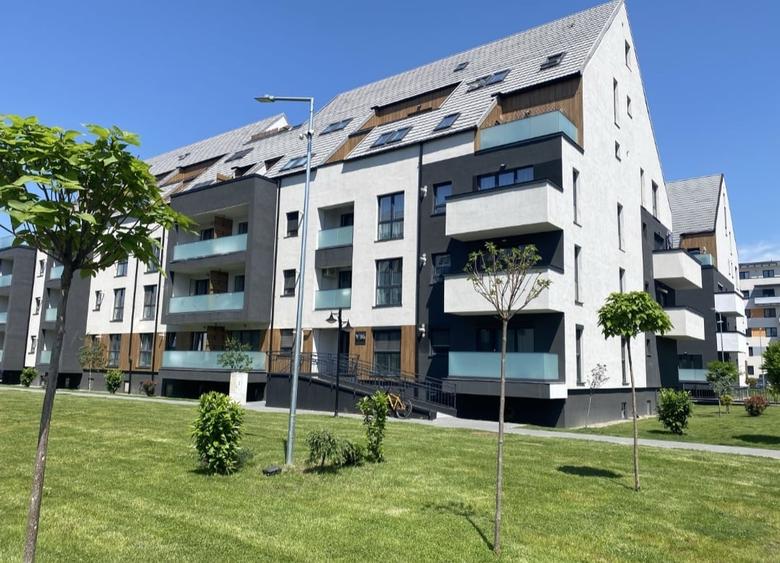 Apartament cu 3 camere decomandat în Tractorul