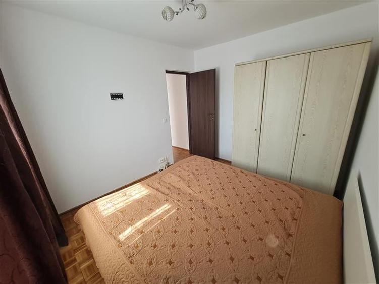 Apartament cu 3 camere semidecomandat, mobilat în Craiovița Nouă