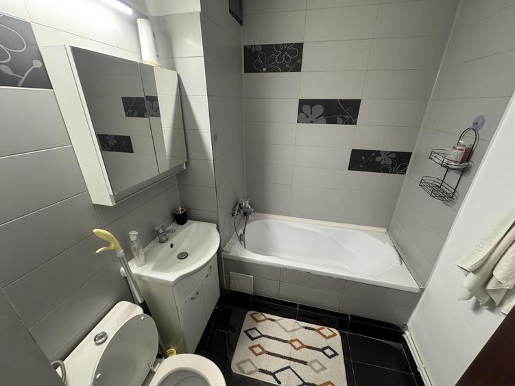 Apartament cu 3 camere decomandat, mobilat în Central