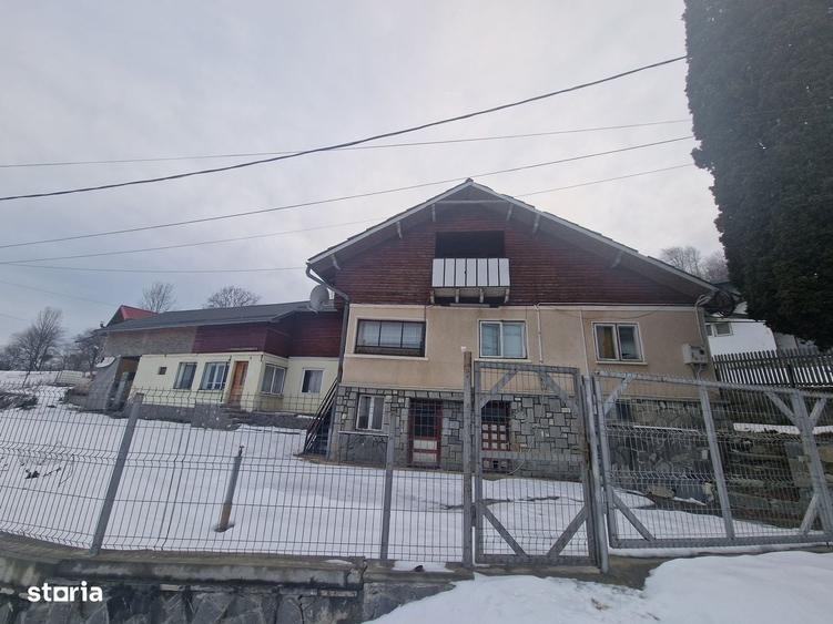 Casă cu 4 camere cu Teren 12000 Mp în Central