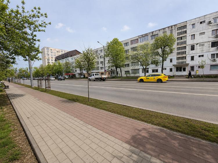 Apartament cu 3 camere semidecomandat, mobilat în Podu Roș