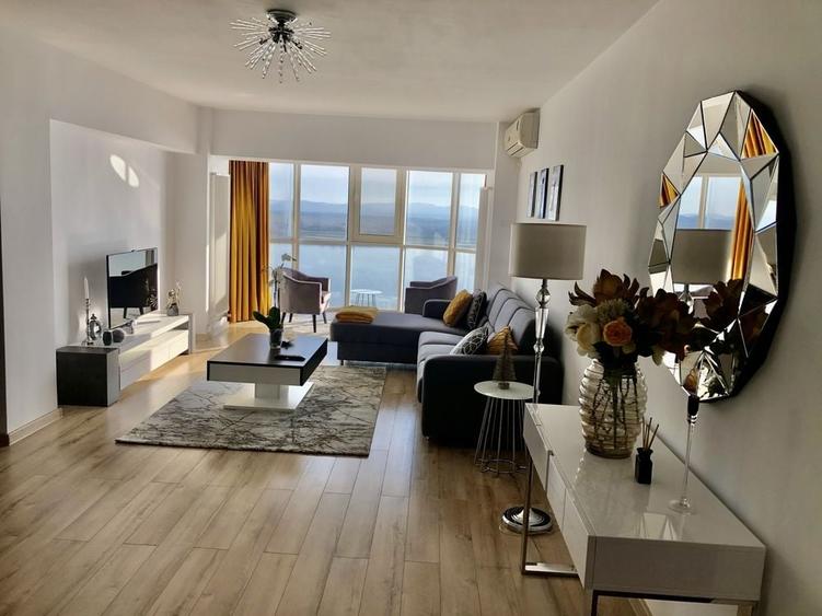 Apartament cu 3 camere decomandat în Faleză