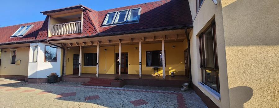 Casă individuală cu 8 camere cu Canalizare în Central