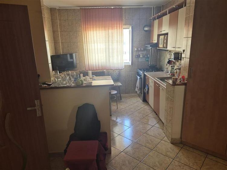 Apartament cu 3 camere semidecomandat în Pantelimon
