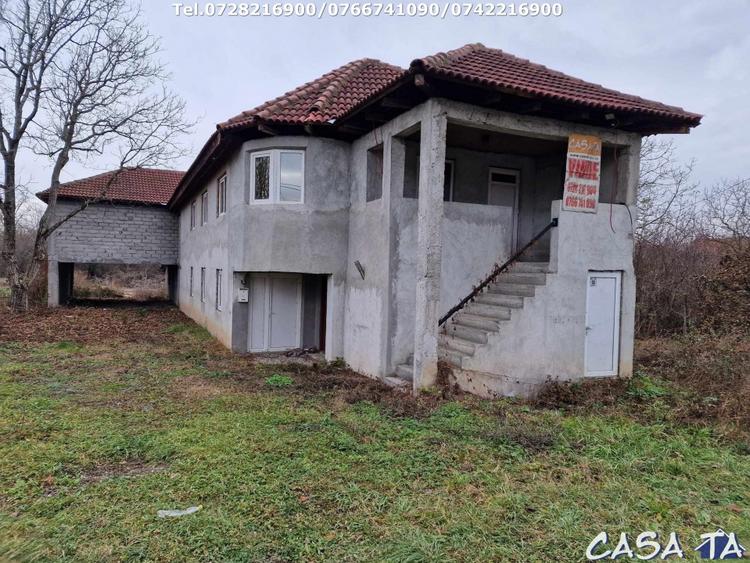 Casă individuală cu 6 camere cu Teren 10756 Mp în Exterior Sud