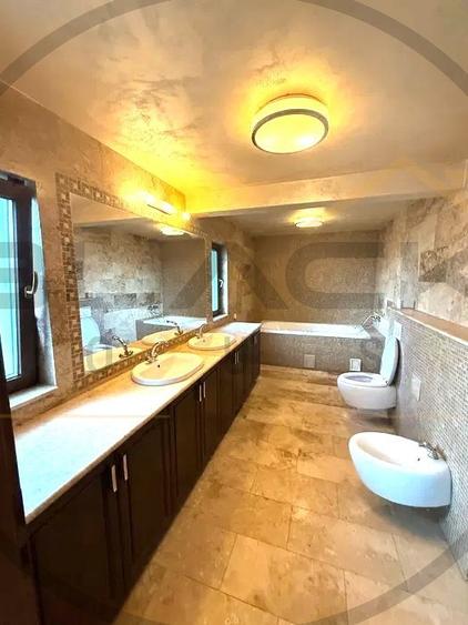 Casă individuală cu 7 camere cu Canalizare în Făget